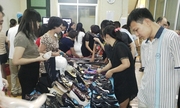 Khách hàng chen lấn vào kho đồ hiệu Gucci Milano vì tò mò