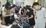 Khách hàng chen lấn vào kho đồ hiệu Gucci Milano vì tò mò